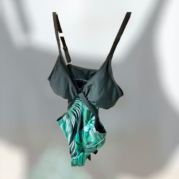 Women's One Piece Sexy Jungle theme Swimsuit. - Picture 5 of 11